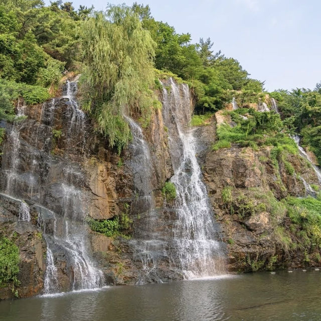 Hongjecheon Waterfall Plaza: Seoul’s Secret Urban Cascade – A Solo Traveler’s Refuge"** 🌊🏙️ 