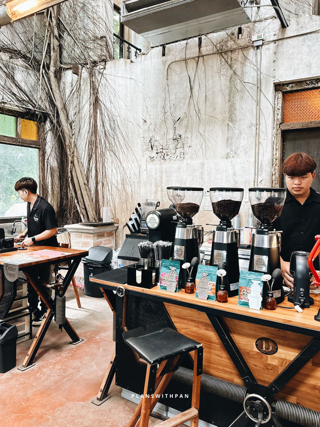 หลงรัก คอฟฟี่ โรสเตอร์ (Long Lux Coffee Roasters) หลงรัก คอฟฟี่ โรสเตอร์ (Long Lux Coffee Roasters)