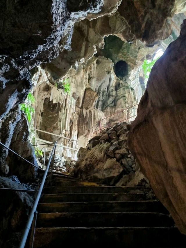 Dong Hua Cave Temple