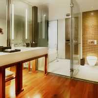 Organic Elegance and Urban Stillness
