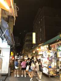 燈光閃閃五花十色的夜市❤️❤️❤️