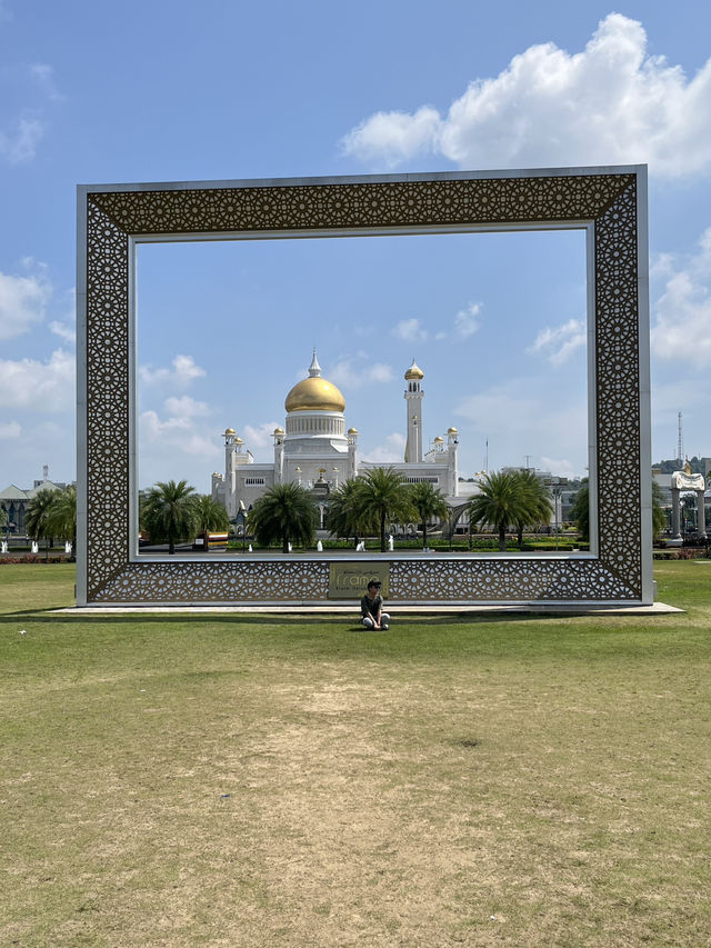 🖼️ Framed in Brunei: The Picture-Perfect View of Omar Ali Saifuddien Mosque