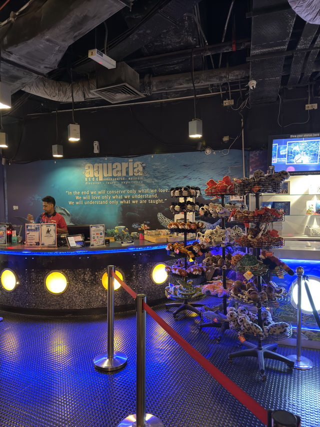 Sharks & Souvenirs — Aquaria Memories 🛍️🦈