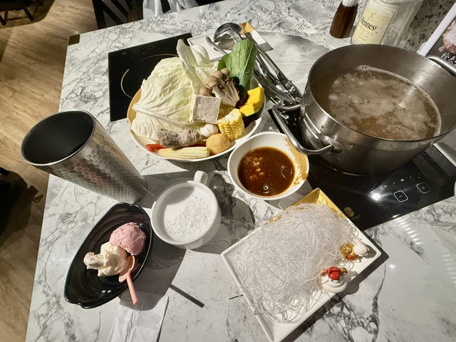 高雄漢神百貨/成功店B3美食區(徐泰山沙茶火鍋)獨特的沙茶鍋是高雄非吃不可的在地美食 高雄漢神百貨/成功店B3美食區(徐泰山沙茶火鍋)獨特的沙茶鍋是高雄非吃不可的在地美食