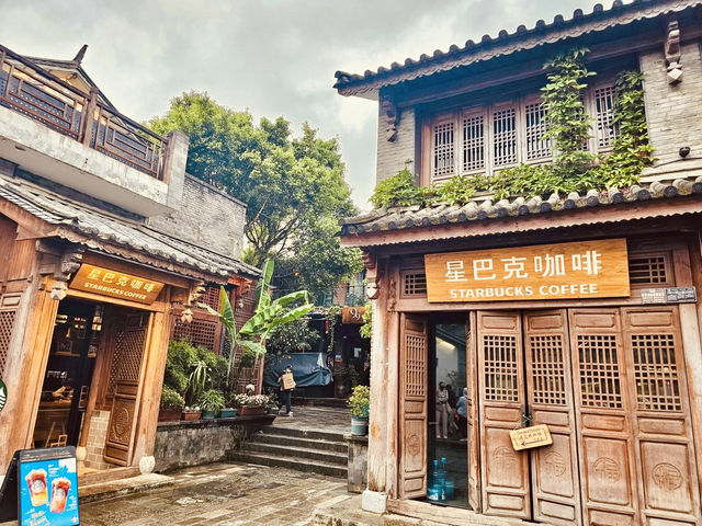 Strolling Through Dali Old Town Strolling Through Dali Old Town