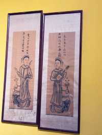最迷人之處在於「中式手法與越南食材的結合」。餐廳主廚擅長將中國料理的細膩刀工與火候,融入越南獨特的香料與新鮮海產。像是以八角、花椒提味的燒肉,搭配當地爽脆的香草與米紙;或是以越南香茅、魚露入菜的清蒸魚