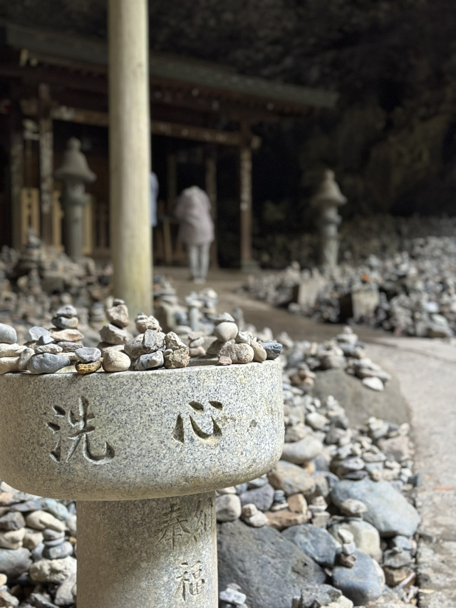 巨大な神楽面のモニュメントが目印！地採れ野菜や加工品が揃う道の駅