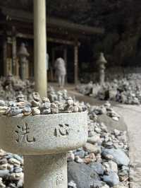 洞窟内の鳥居・・神秘的な雰囲気 願いを叶える為に積まれた石・・