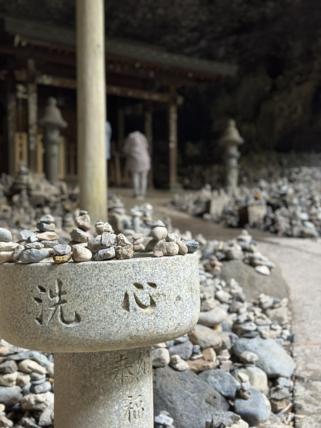 洞窟内の鳥居・・神秘的な雰囲気 願いを叶える為に積まれた石・・