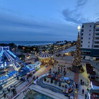 拉納卡太陽廳飯店 (Sun Hall Hotel) 的海濱舒適與城市風情