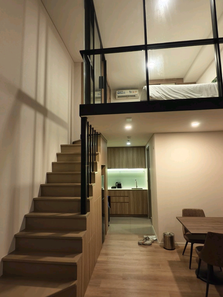 Room facilities need attention, and there is room for improvement in electricity and internet services.
Overall, the stay was relatively smooth, and there were no issues during check-in. However, I later discovered that the washing machine and water heater in the room could not be used simultaneously, as it would cause a power outage. I reported this to the hotel and inquired about changing rooms, but there were no suitable room types available. As a result, I had to stagger the usage times, separating laundry and showering, which was slightly inconvenient.
Additionally, when checking other rooms, I noticed that some duplex rooms on the second floor lacked partitions. For family trips or those traveling with children, it is recommended to confirm the room type in advance.
The hotel's internet quality was quite poor. Although I could connect to the Wi-Fi, there was virtually no speed, and I had to rely on my own mobile data for most of the trip.
Overall, the accommodation environment was acceptable, but the electrical setup and internet quality need improvement.