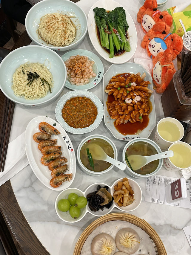 夜晚建築燈海下的人文風景🌃 夜晚建築燈海下的人文風景🌃