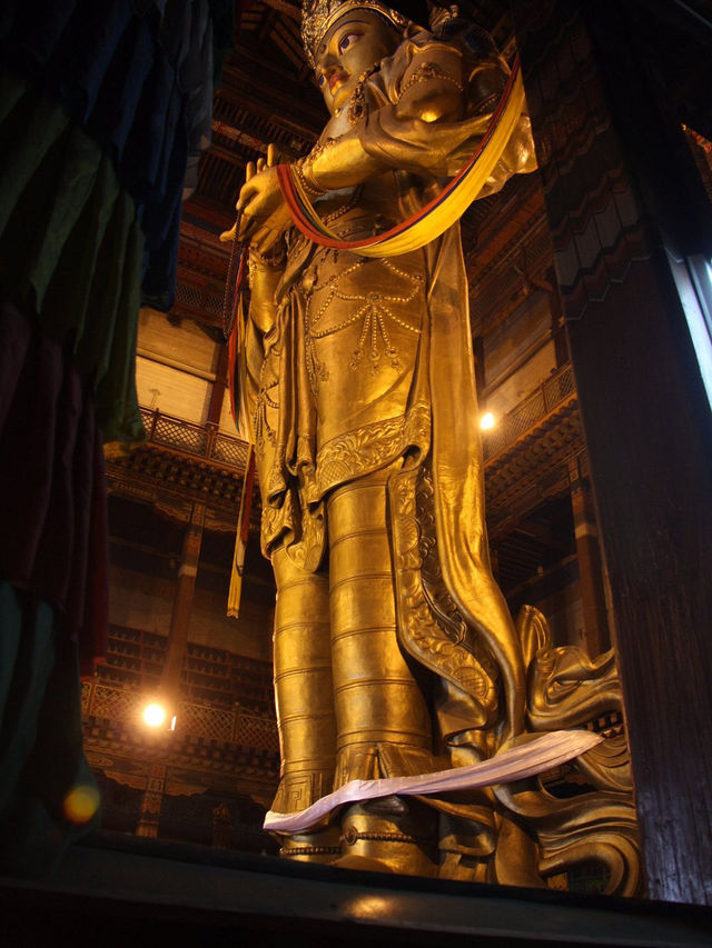 Migjid Janraisig Sum - Big Copper Statue