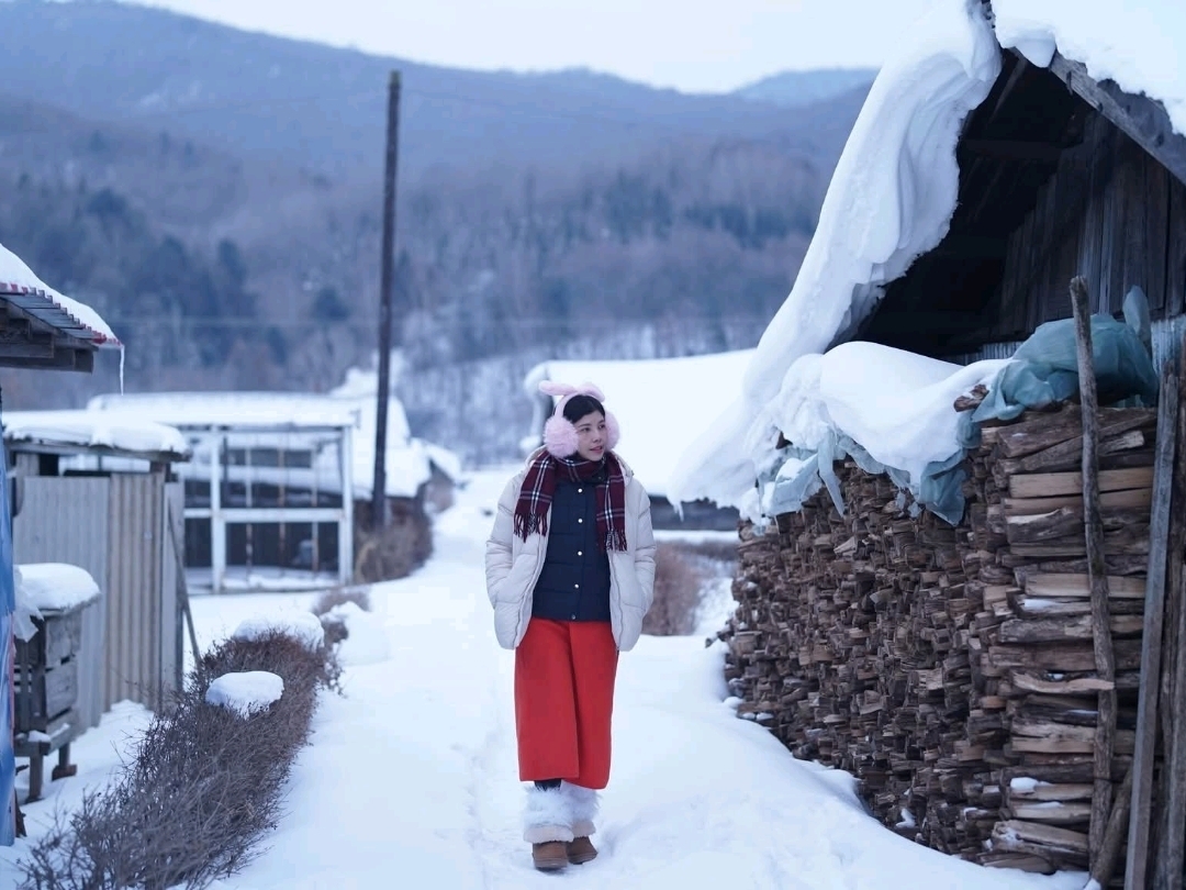 Snow Valley Hongbo Inn is a guesthouse-style accommodation located in Snow Valley, or Xuegu, in Wuchang, China. This is a place where locals actually live, and it can be visited in any season. However, in winter, it is famously known as a snow village. The inn is small, single-story, and shared with the owners. The service is excellent, and you can book snow activities directly from the accommodation.
🏖️ Environment/Facilities: The atmosphere is pleasant, and there is a car service available to take you to various activities. If you want to go somewhere, just inform the host, and they will arrange a car for you.