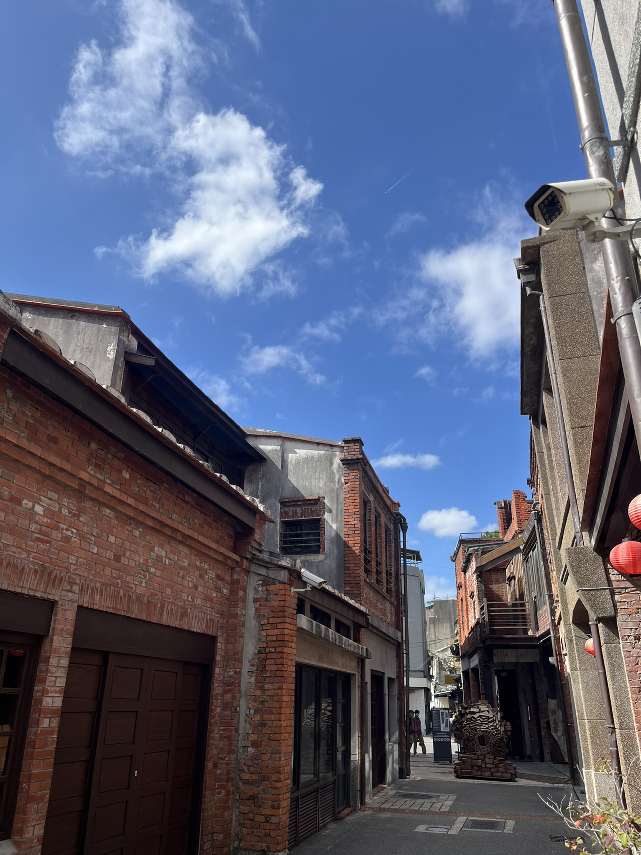 #NovemberDestinations2025

If you love places with a sense of history, then Bopiliao will absolutely captivate you!

Stepping inside, you'll be amazed by the entire row of old buildings. Red bricks, wooden doors, arched corridors—every corner is incredibly charming, and every photo is beautiful! 😍

And if you look closely, you'll discover thoughtful touches everywhere, even little surprises on the floor. Exploring as you wander is truly fun!

They also host exhibitions regularly, sometimes showcasing old machinery and artifacts, many of which are things we've never seen before. Walking through it feels like flipping through a living history book! 📚✨

Whether for taking photos, strolling, or viewing exhibitions, Bopiliao is definitely worth a visit—the atmosphere is perfect, and it's incredibly full of history!

🌟Quick Summary:

✔️The old buildings are incredibly unique.

✔️Every corner has its own little touches (don't forget to check the floorboards!).

✔️There are occasional exhibitions where you can see various old objects.

✔️Great for photos, great for exploring, and full of character.

#Taipei #Taipei #TaipeiOldStreetAttractions #BopiliaoHistoricalDistrict #WanhuaDistrict #DirectConnectionToWanhuaRailwayStation