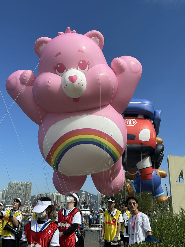 好得意呀！20個人氣角色空降西九🎈全港首個IP氣球巡遊！  今次安排得好順利，每隻IP公仔都有15個人係下面保持公仔平衡，就算有風都可以適時調節方向高低！有興趣嘅朋友起得Mark定12月28日嚟西九