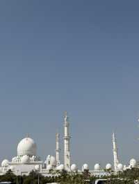 皓白如月的沙漠奇蹟：謝赫扎耶德大清真寺的純白奢華與靈魂震撼之美