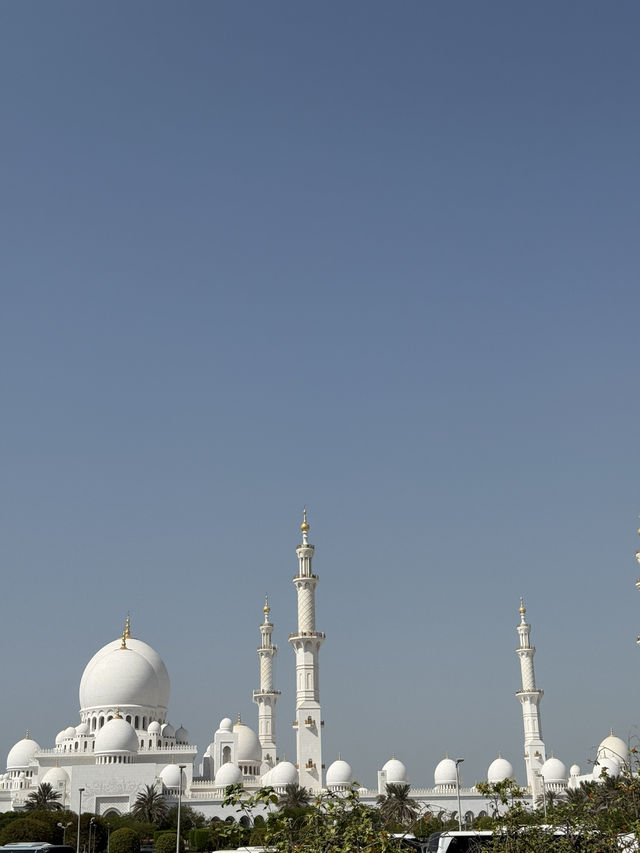皓白如月的沙漠奇蹟：謝赫扎耶德大清真寺的純白奢華與靈魂震撼之美