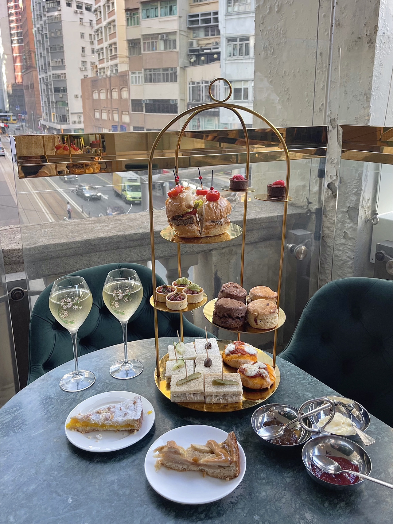 This restaurant is located within a historic building in Wan Chai, offering both indoor and terrace seating. The indoor decor is elegant and grand, exuding a vintage charm, with dim lighting creating a romantic ambiance 💖. The terrace seating, on the other hand, allows diners to enjoy delicious food while taking in the street views of Wan Chai—so chill~ 😌

We visited on a Sunday afternoon and ordered the afternoon tea set for two. The set includes savory bites, desserts, and drinks, priced at HKD398 for two people, offering great value for money! 🤩 (For an additional HKD200, you can enjoy unlimited sparkling wine 🥂). Afternoon tea is available every Saturday, Sunday, and public holiday from 3 PM to 6 PM❕

The savory items include lobster rolls, beef sliders, beef tartare with caviar, tuna and avocado tart, homemade mini pizzas, and a variety of sandwiches—such a rich selection 😋. Among them, the beef sliders and tuna avocado tart were the most delightful surprises. The former featured tender and juicy beef, while the latter was refreshing and appetizing ✨.

As for the desserts, there were plain and chocolate scones, tiramisu tarts, and even a cake trolley where you could choose your own cakes~ 😍

The overall quality of the afternoon tea was pleasantly surprising. The environment was elegant and comfortable, and the staff were very friendly and courteous, even proactively refilling our wine~ 👍🏻. We heard that the restaurant also features live music performances, so we’ll definitely come back for a drink with friends next time 😏.

📍THE STAGE - 2/F, 60-66 Johnston Road, Wan Chai