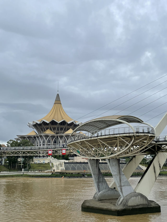 Escape to Kuching: A Day of River Magic & Colorful Culture! 🛶✨ Escape to Kuching: A Day of River Magic & Colorful Culture! 🛶✨