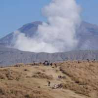 ภูเขาไฟ ASO “The Breathing Earth 🌍”