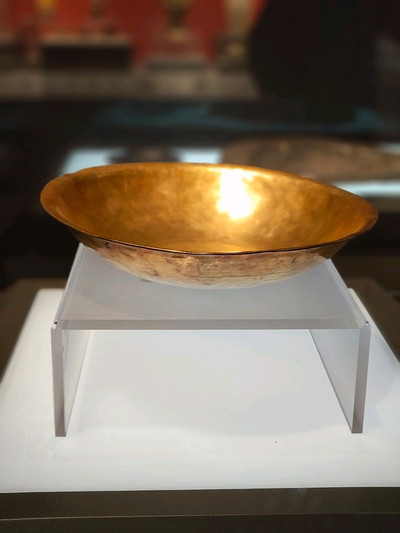 博物館裡閃閃發光的金碗展品｜Trip.com 西安