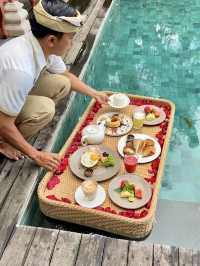 Is a Floating Breakfast Really Worth the Extra Cost? 🍽️🏝️