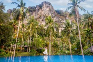 🏞️ Cottages Around a Lake, Surrounded by Krabi's Limestone Cliffs