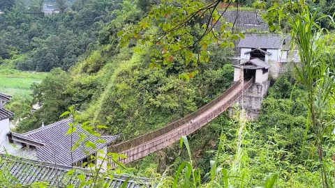 [Fengqing County Literary Pagoda] A Qing Dynasty ancient pagoda overlooking the streets and tea plantations of Fengqing, visit the secluded scenic spot "Honggui Mountain Pagoda" perched on a mountaintop. — traveler post in Jinping