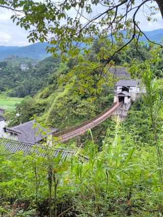 【鳳慶縣文人塔】一座清代古塔，俯瞰鳳慶縣的街道和茶園，坐落在山頂，是一處風景名勝的隱秘瑰寶：紅桂山塔