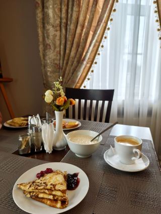 Russian Breakfast in a Real Russian Estate — Oat Porridge, Blini & Homemade Jam 🥞☕
