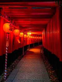 후시미 이나리 사원: 매혹적인 빨간 도리이 ⛩️ 