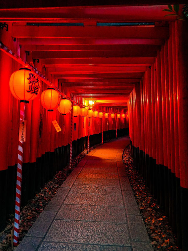 후시미 이나리 사원: 매혹적인 빨간 도리이 ⛩️ 