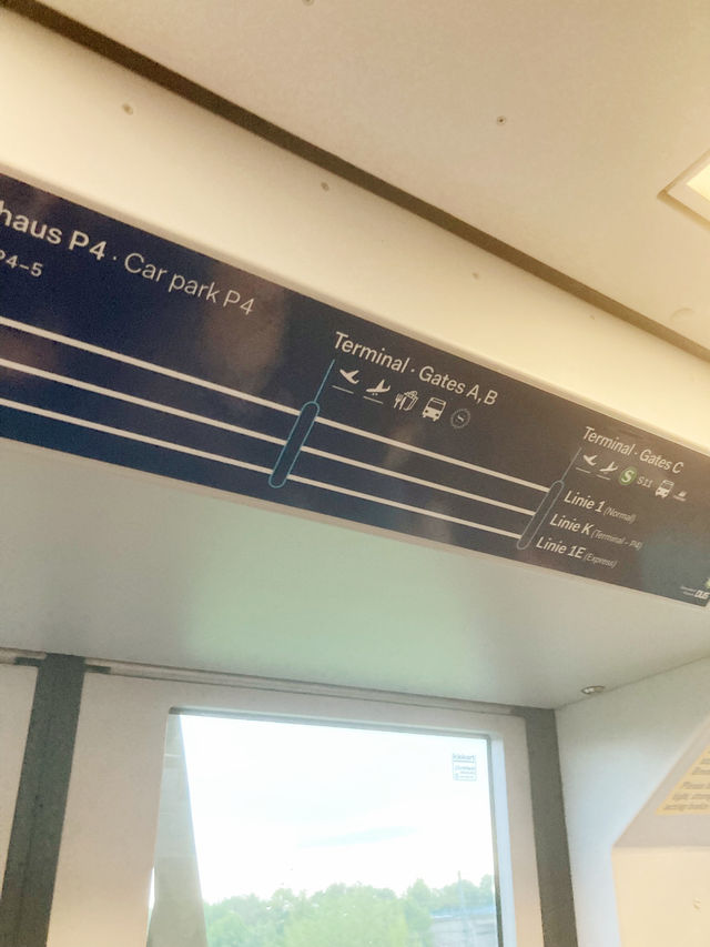 공항 터미널 건물로 이동할때 타는 스카이 라인
