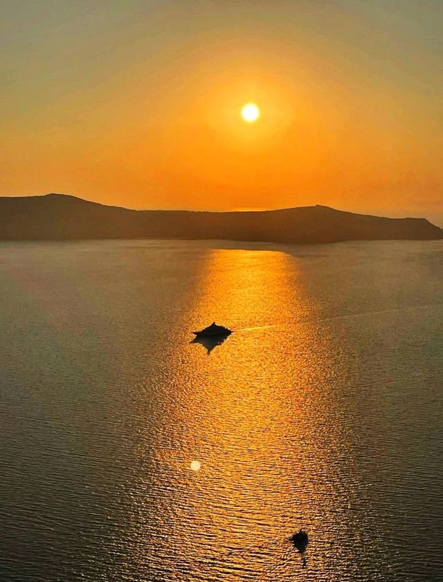 The Sunsets of Santorini 🇬🇷