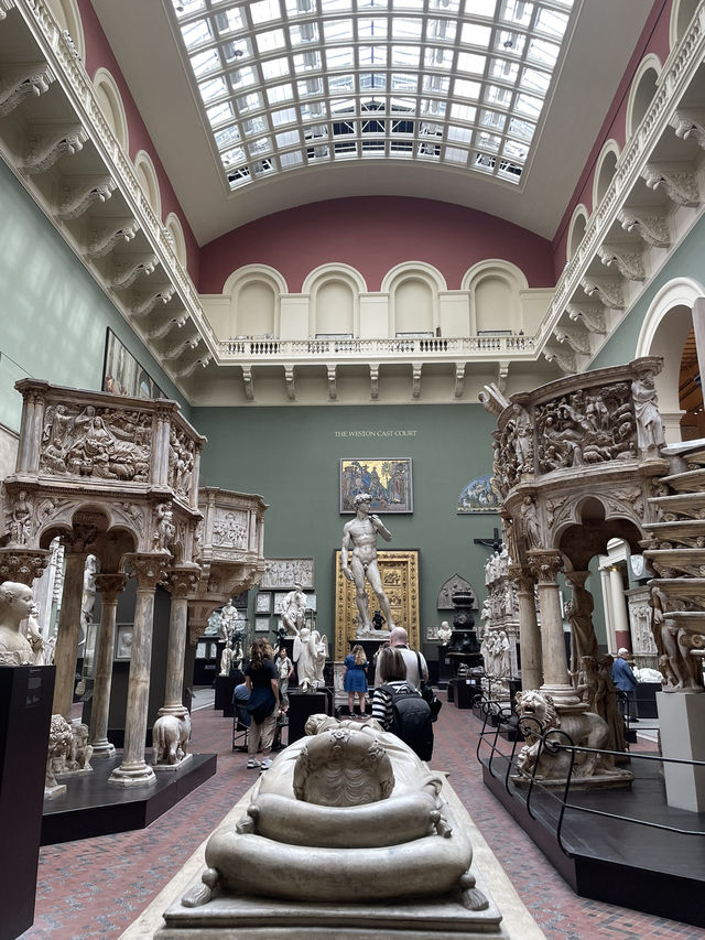 London🇬🇧 A Temple of Art and Design: Review of the V&A