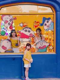 🌈在繽紛小鎮內的[蠟筆小新限定店]❣️ ［小新迷必去］