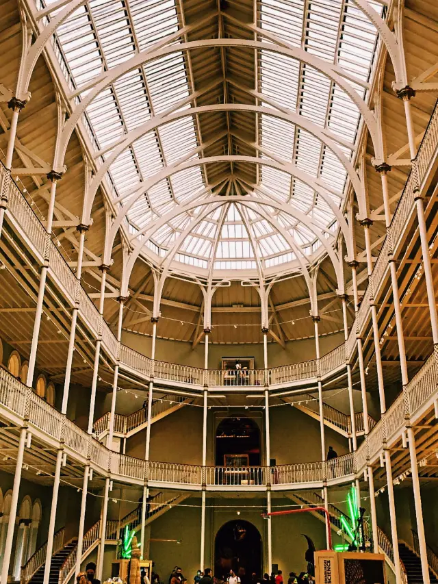 Edinburgh on a Budget: Castles, Streets & Scotch-Free Fun