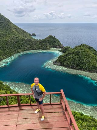 Love Lagoon, have you ever seen anything like it? #rajaampat #misool #Karawapop #laguna
I want to share with you a truly romantic spot located on #Karawapop Island in the Raja Ampat archipelago. A half-hour speedboat ride from Misool Island takes you to this stunning location. Another 15-minute climb to the observation deck will open up to a view of the heart-shaped lagoon that will forever remain etched in your memory! #Lovelagune There are also several wonderful snorkeling spots nearby, featuring vibrant, colorful corals!