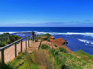 Sydney's lesser-known attraction, Long Reef Point, is a place where you can see the Milky Way, sunsets, and a real-life version of a Hayao Miyazaki animation. The scenery along the way is beautiful, with views of the ocean on the left and lush green golf courses on the right. The grassy green color is super healing, and the view is very open when you reach the top. The boardwalk on the beach side is a great place to watch the sunset. Perhaps because it's not the weekend, there weren't many people there.