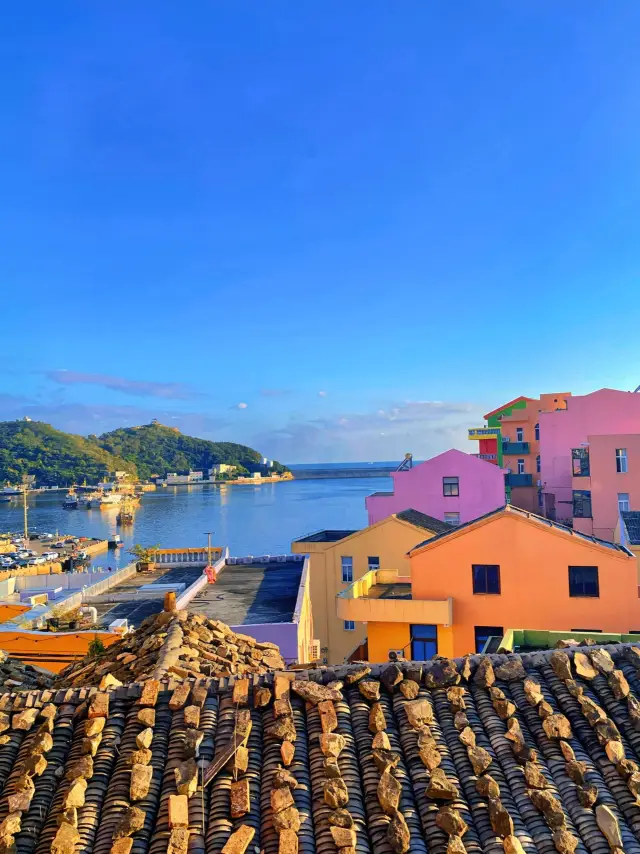 それはイタリアの五つの漁村ではなく、温陵市石塘町の海の島の童話の町です