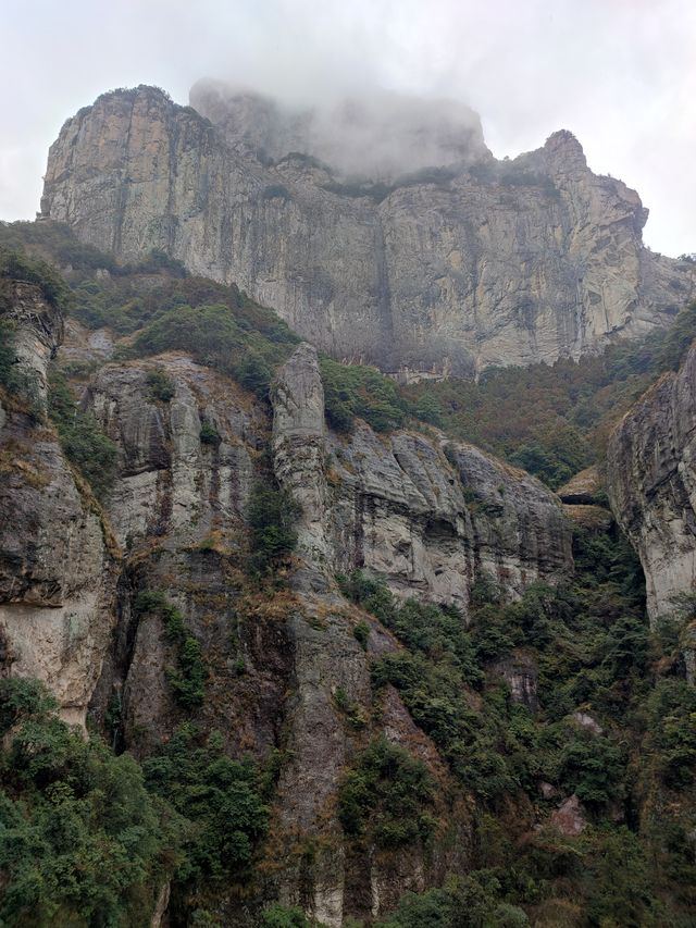 遊方洞於雨中，雲天棧道觀千峰