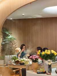 當天鮮牛肉,在這家被鮮花環繞的餐廳。