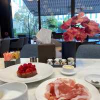 Luxurious Hotel surrounded by all luxurious stores in Milan 