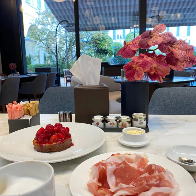 Luxurious Hotel surrounded by all luxurious stores in Milan 