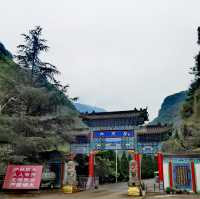 紅河谷森林公園   紅河峽谷久名重，水發山巔布瀑長。