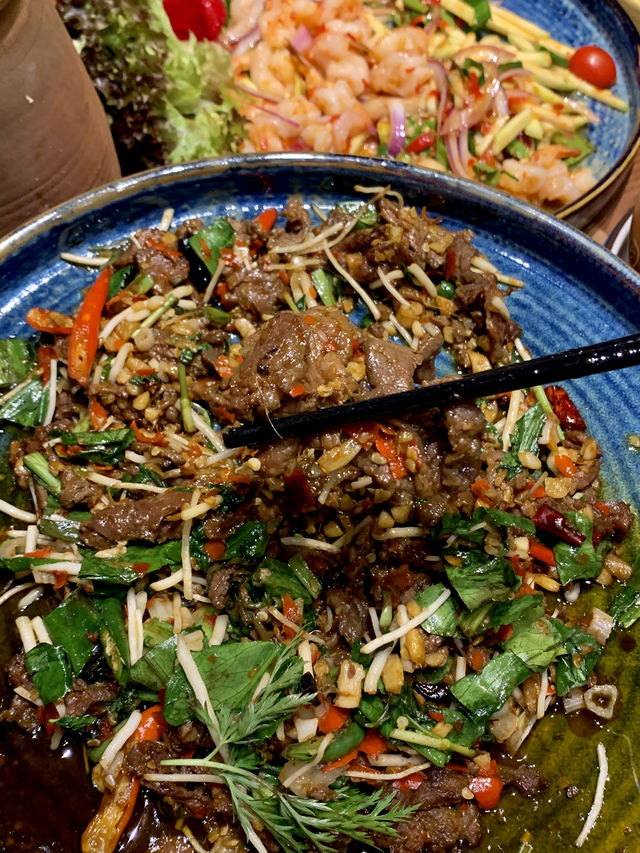 到昆明下高鐵的第一站……！直奔民族菜館！。