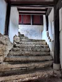 石山頂上的寺院，安順天台山伍龍寺。