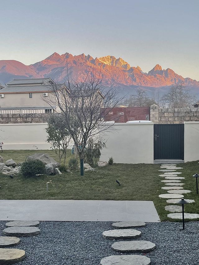 住在雪洛躺在床上就可以看到日照金山