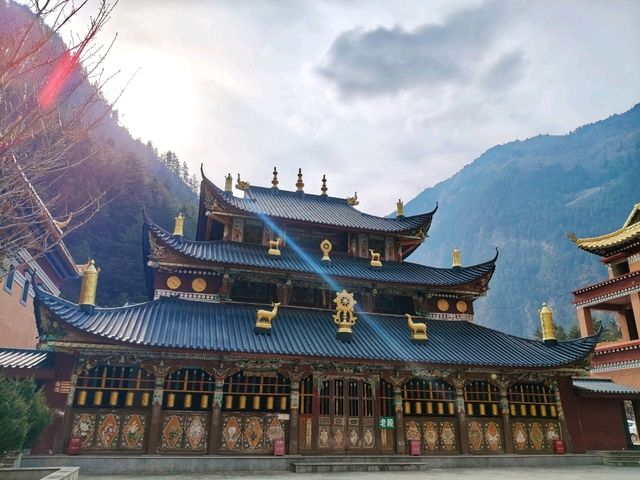 Discover Jiuzhaigou: A Winter’s Tale in China🏔️